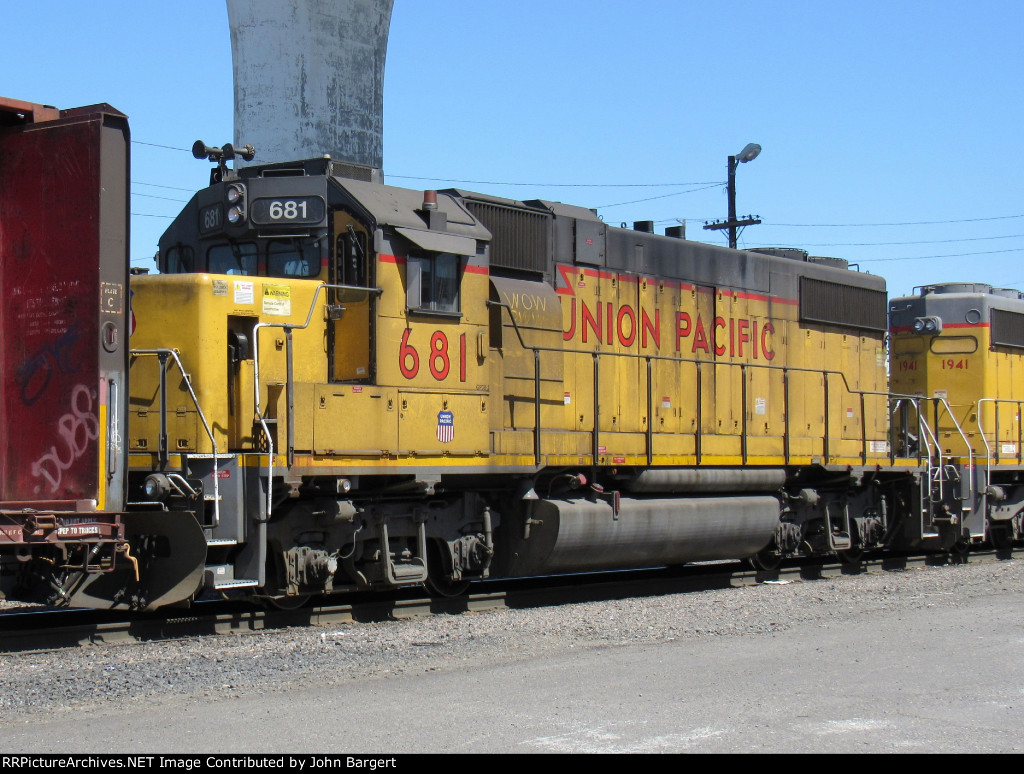 UP 681 GP38-2